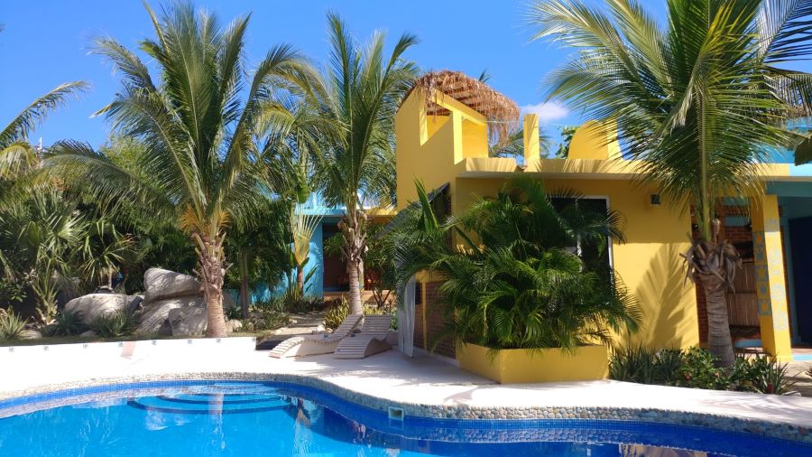 vista piscina y casa