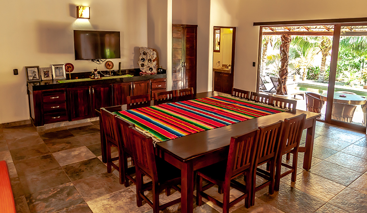 Imagen de comedor con vista a piscina 