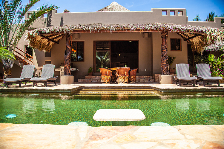 Imagen de una piscina con vista a la casa