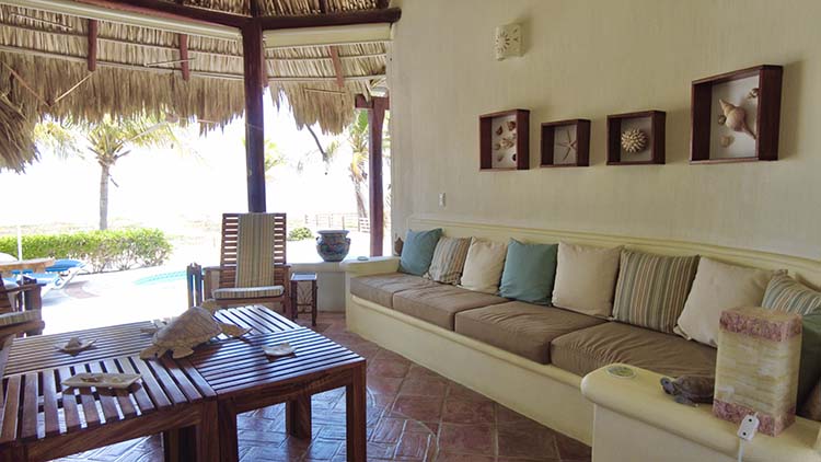 sala de estar principal con vista a piscina