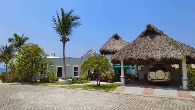Fachada principal con cochera