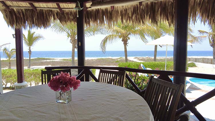 comedor externo con vista al mar