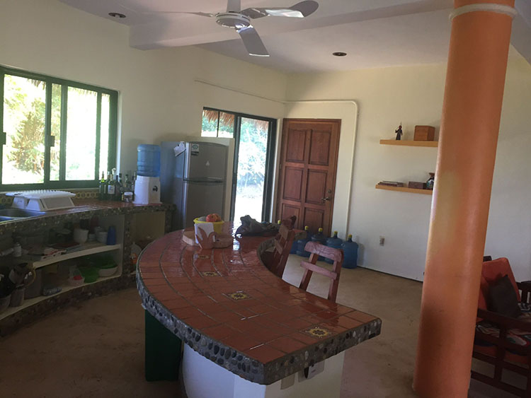 Imagen de una cocina con barra